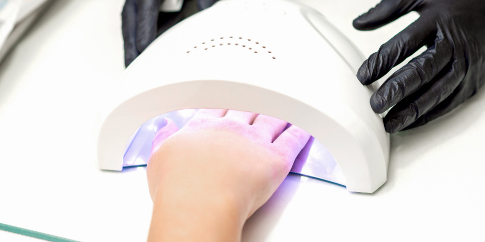 Le lampade UV per i trattamenti nail causano tumori?